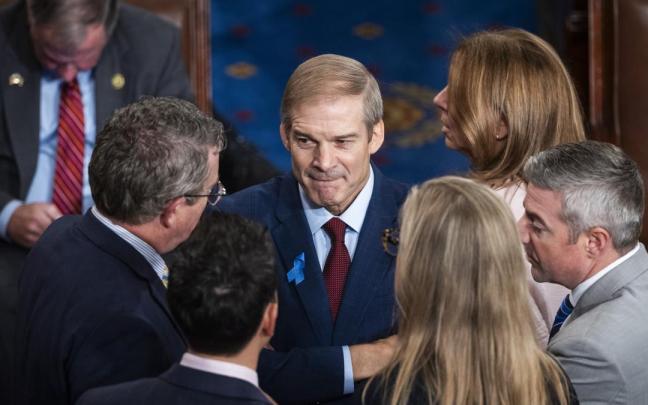 Jim Jordan (c) conversa con varios legisladores en la Cámara de Representantes. Jim Jordan (c) conversa con varios legisladores en la Cámara de Representantes.