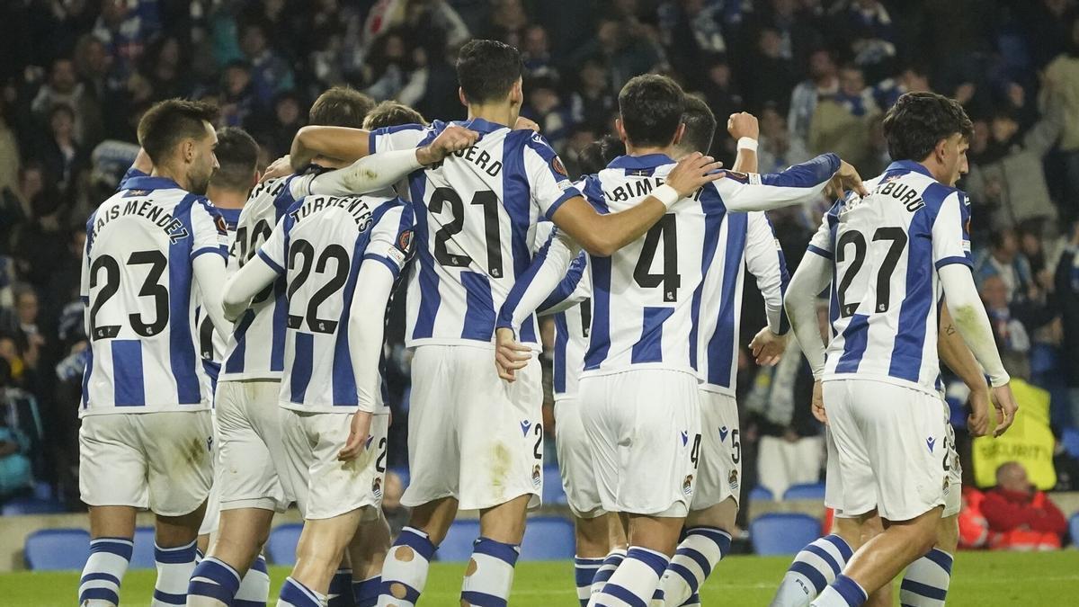 Los jugadores de la Real celebrando uno de los goles contra el Ajax. / RUBEN PLAZA
