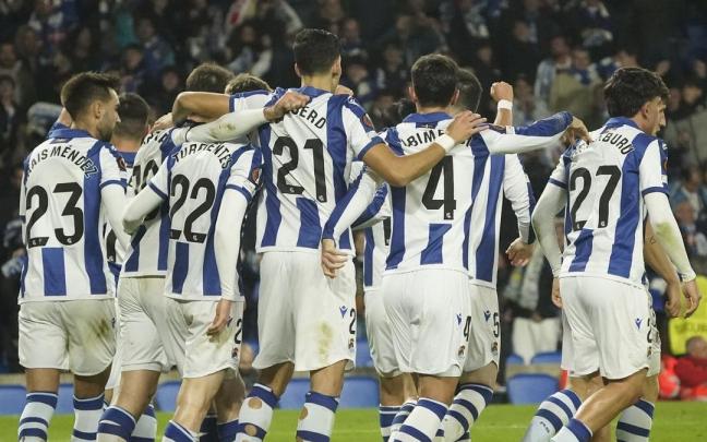 Los jugadores de la Real celebrando uno de los goles contra el Ajax. / RUBEN PLAZA