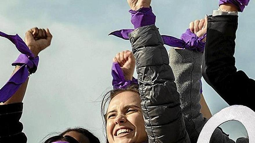 Un grupo de jóvenes en un acto contra la violencia machista.