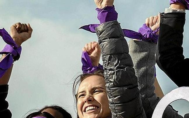 Un grupo de jóvenes en un acto contra la violencia machista.