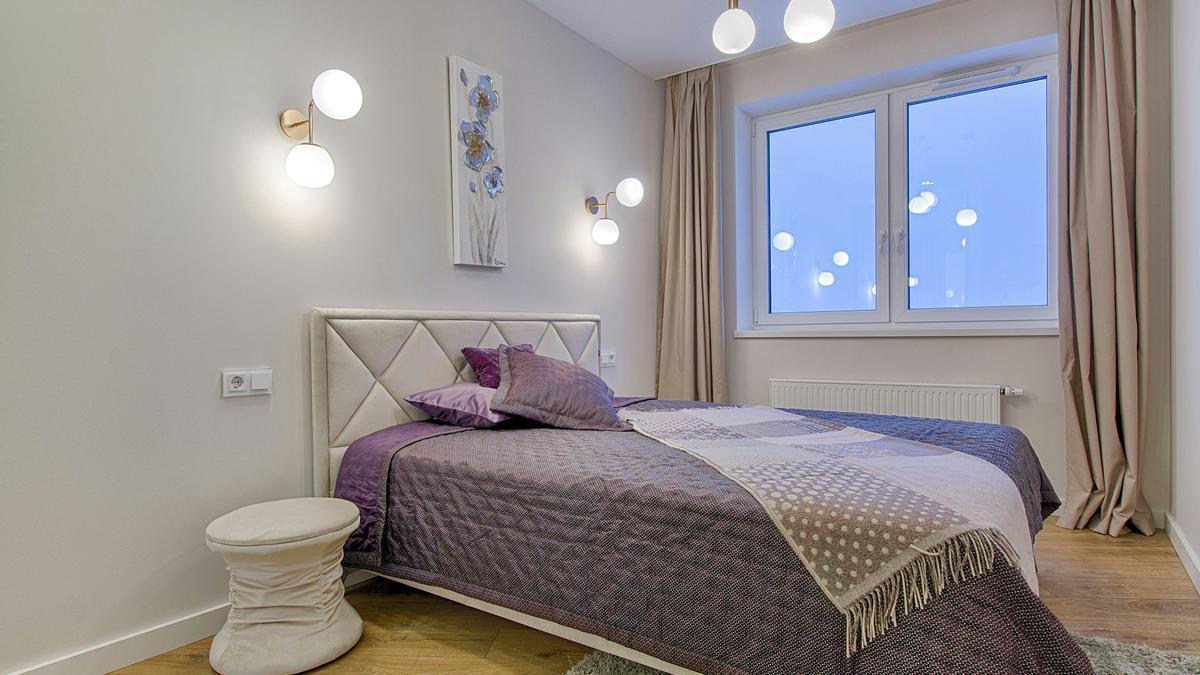 Una habitación pequeña dentro de una casa