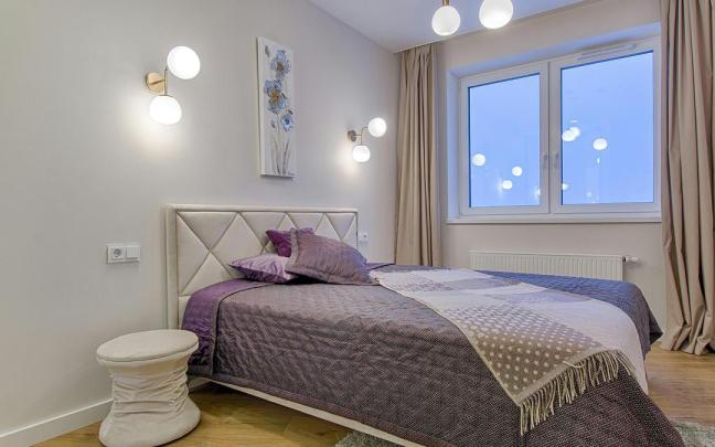 Una habitación pequeña dentro de una casa