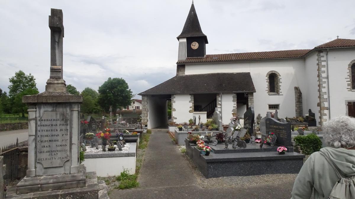 La iglesia de la Asunción y el cementerio de Pagola.