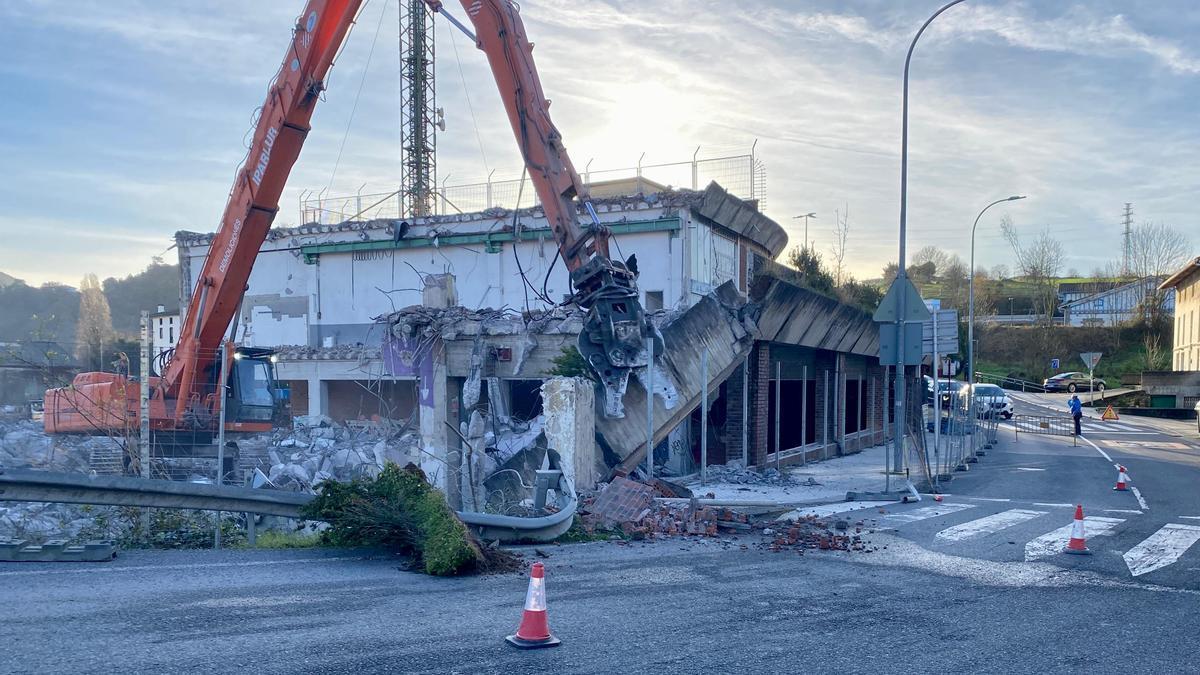 Excavadora de demolición derribando el edificio de Torreaga para dar paso a las nuevas casas..