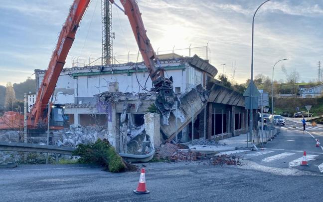Excavadora de demolición derribando el edificio de Torreaga para dar paso a las nuevas casas..