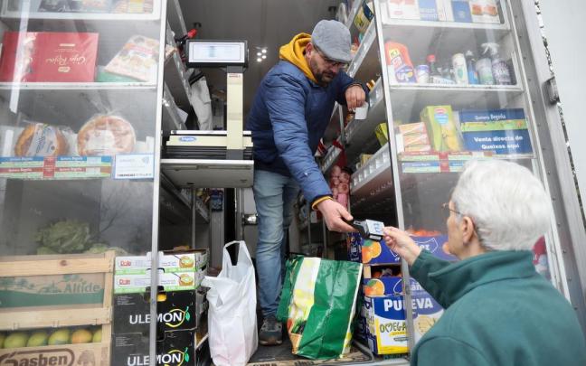 Un vendedor ambulante de alimentos