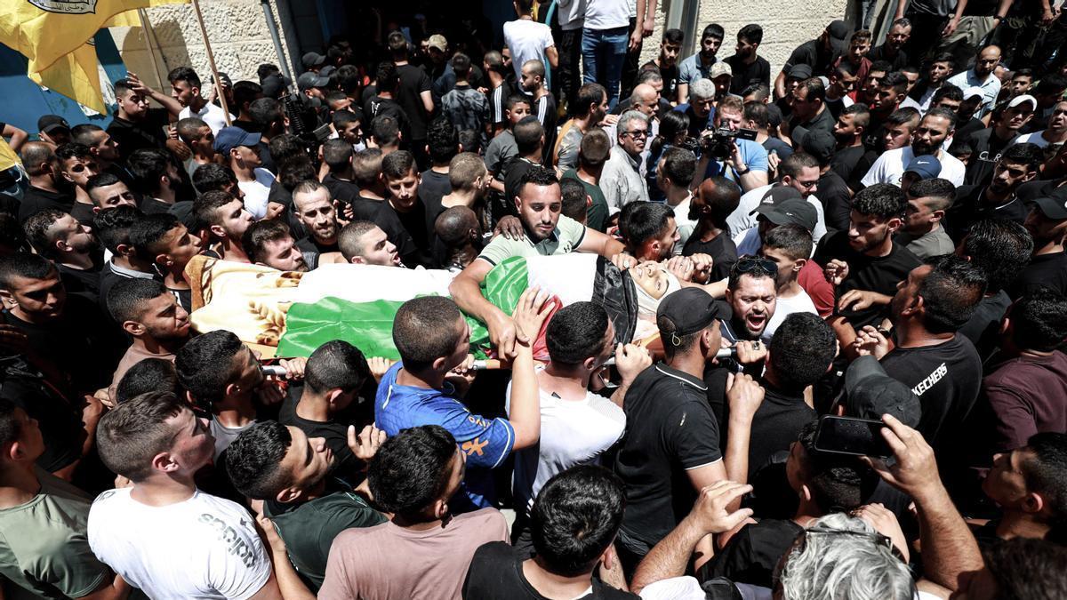 Funeral por uno de los 12 palestinos fallecidos durante la operación militar israelí en Yenín.