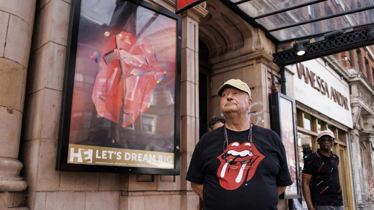 Un hombre junto a la portada de 'Hackney Diamonds', el nuevo disco de los Rolling Stones