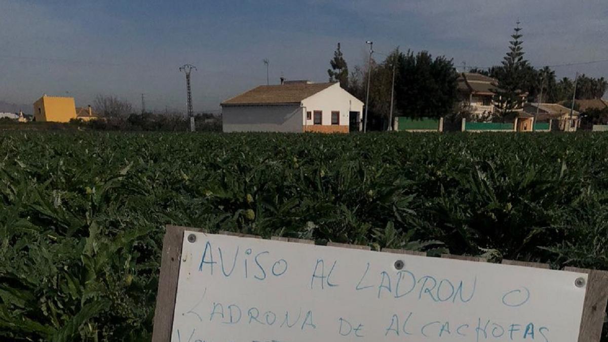 Una parte de la foto con el cartel.