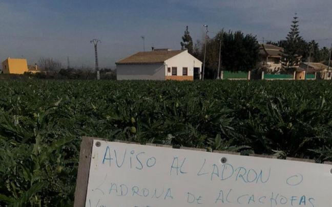 Una parte de la foto con el cartel.