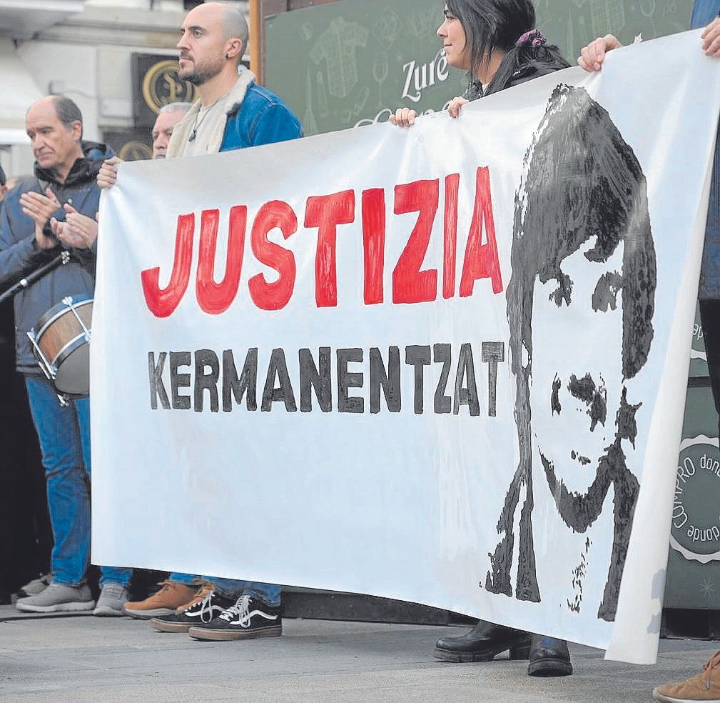 Concentración para exigir justicia por la muerte de Kerman.