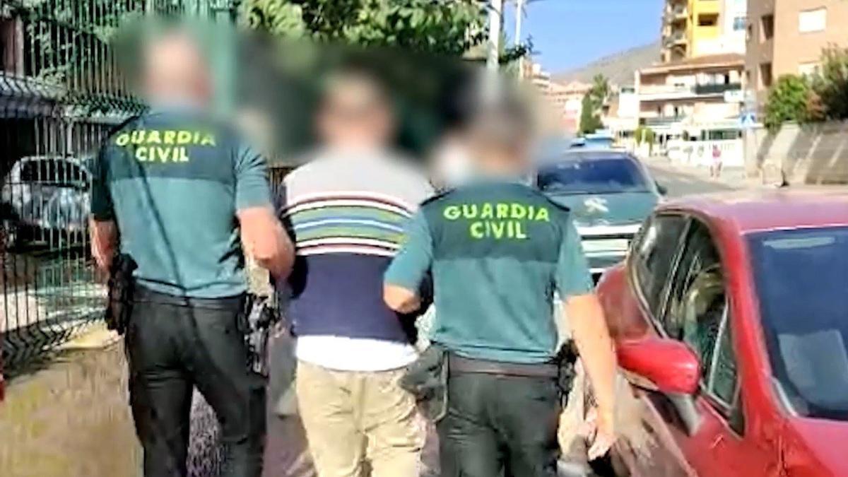 Uno de los detenidos en la operación