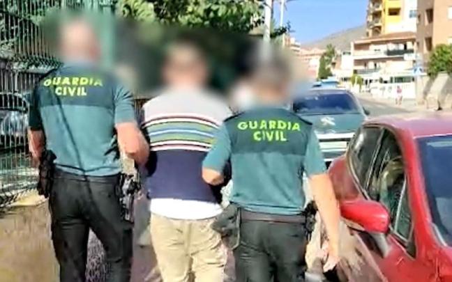 Uno de los detenidos en la operación