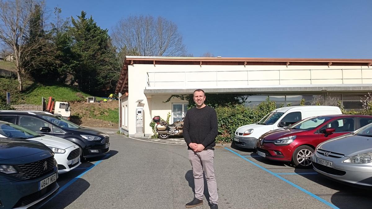 El edil Xabier Igartua en el aparcamiento del centro de salud, donde ya se han pintado las marcas azules de la OTA.