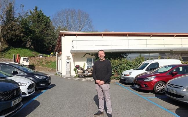 El edil Xabier Igartua en el aparcamiento del centro de salud, donde ya se han pintado las marcas azules de la OTA.