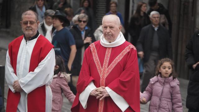 El parróco de Azkoitia, Félix Azurmendi, durante la procesión del Viernes Santo celebrada el pasado 3 de abril.