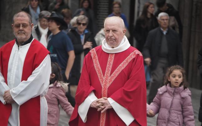 El parróco de Azkoitia, Félix Azurmendi, durante la procesión del Viernes Santo celebrada el pasado 3 de abril.