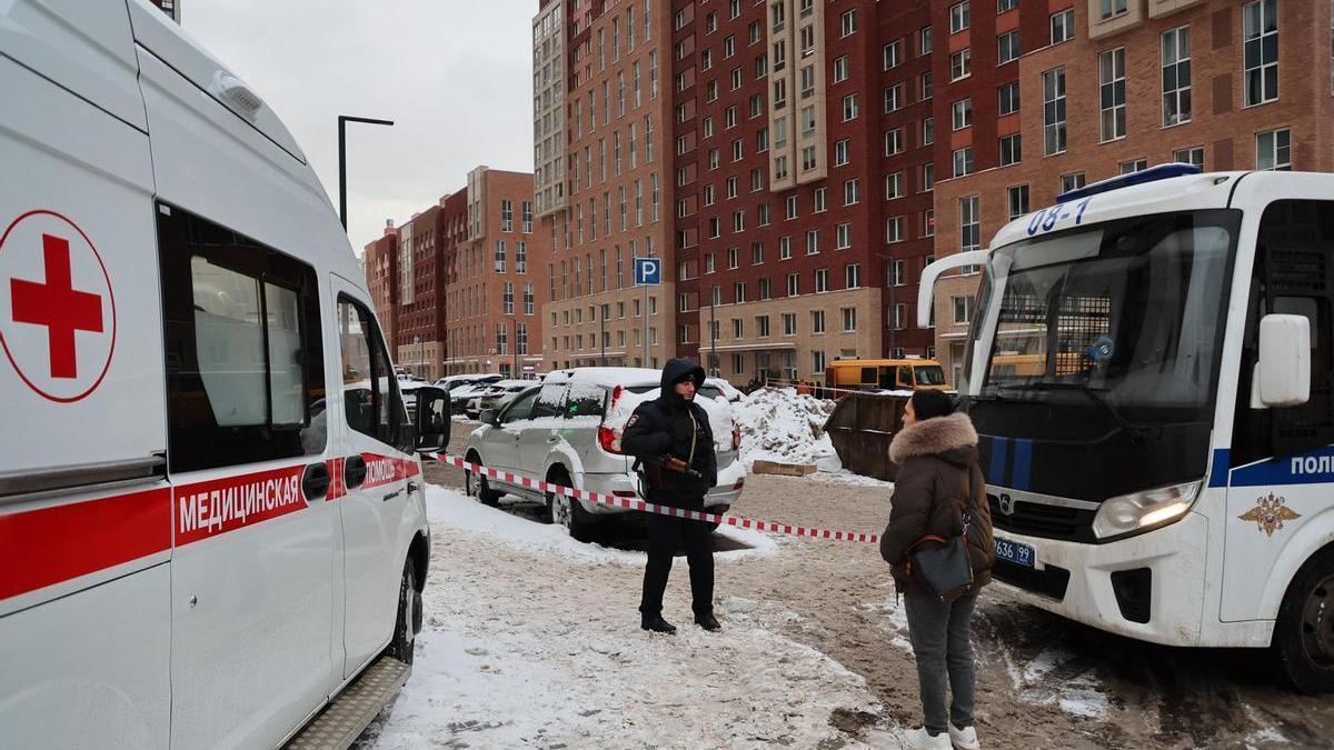 Agentes de policía y servicios de emergencias en el lugar en el que fue asesinado el general.