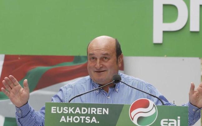 Andoni Ortuzar durante un mitin del PNV en esta campaña.