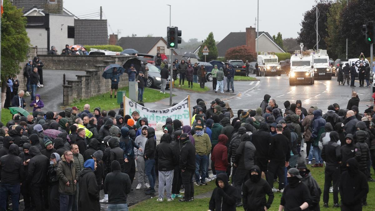 Cientos de manifestantes bloquean este domingo Garvaghy Road, en la localidad norirlandesa de Portadown.