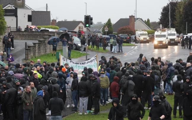 Cientos de manifestantes bloquean este domingo Garvaghy Road, en la localidad norirlandesa de Portadown.