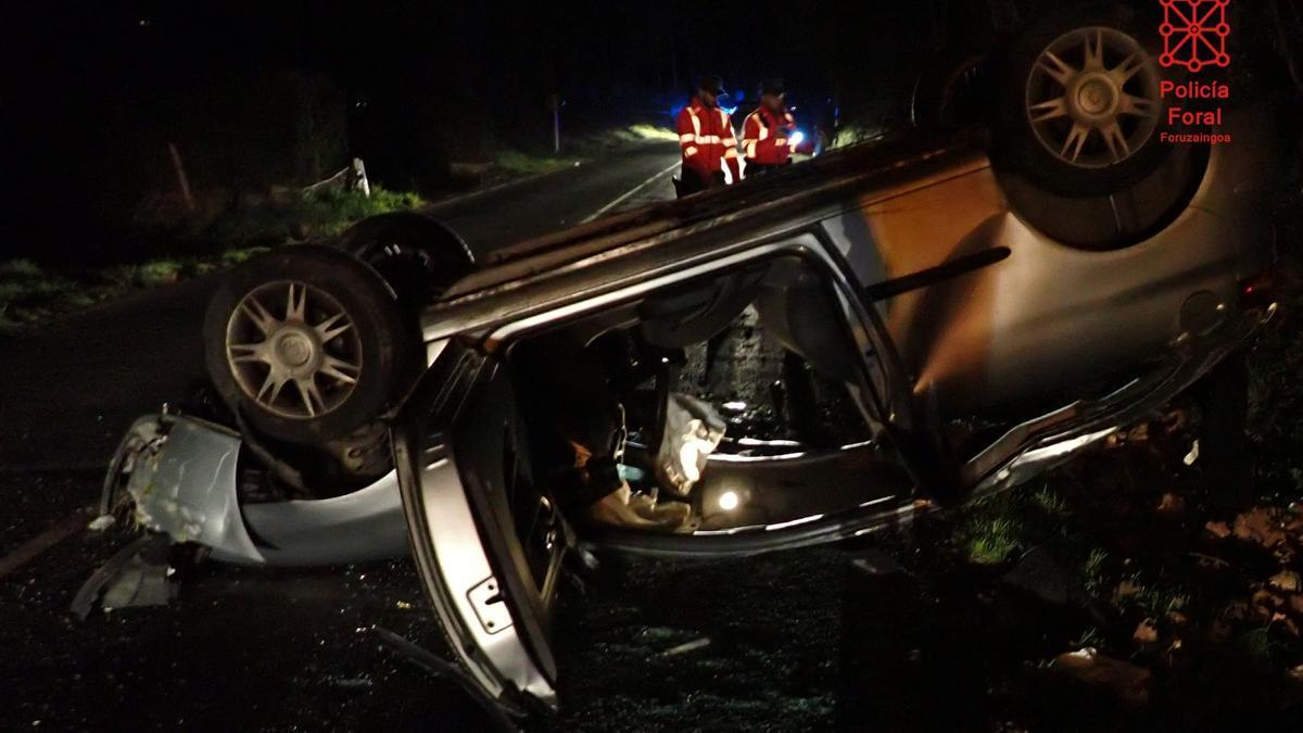 Estado en el que quedó el vehículo accidentado en el acceso a Elizondo.