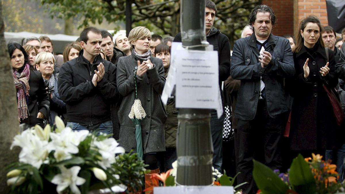 Concentración en el lugar en el que fue asesinado Ignacio Uria un año después del atentado.