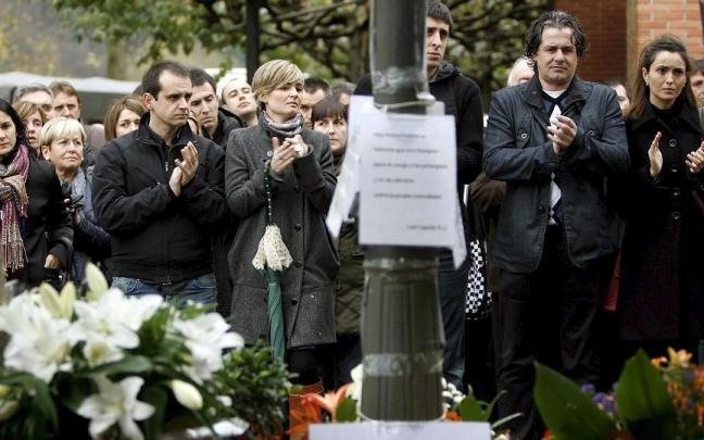 Concentración en el lugar en el que fue asesinado Ignacio Uria un año después del atentado.