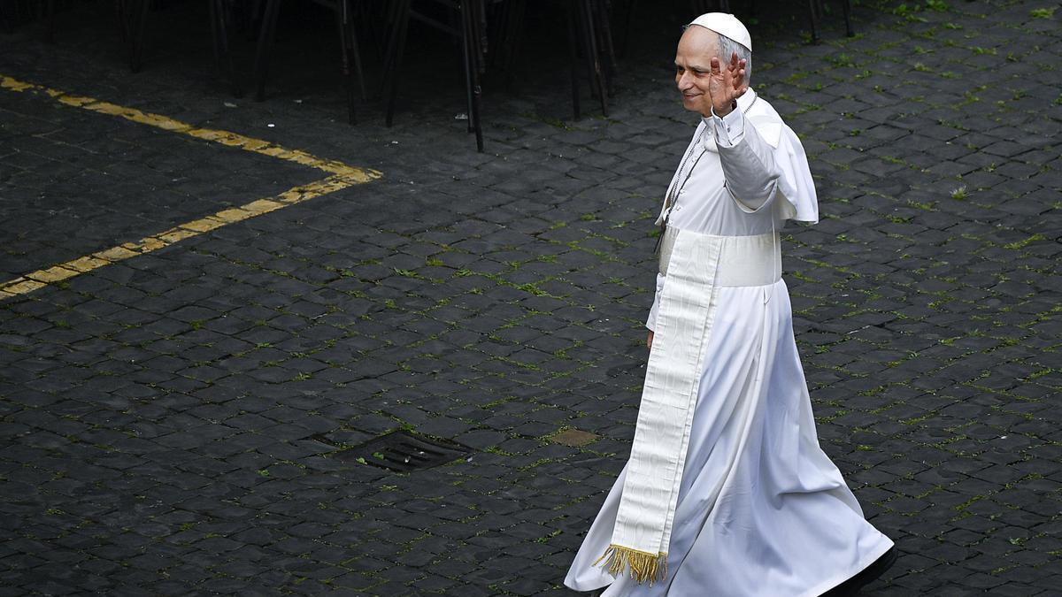 El Papa León XIV saluda a los fieles de camino al Palacio del Santo Oficio.
