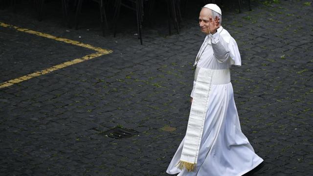 El Papa León XIV saluda a los fieles de camino al Palacio del Santo Oficio. / EFE El Papa León XIV saluda a los fieles de camino al Palacio del Santo Oficio.