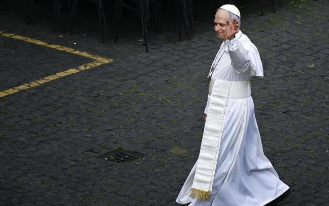 El Papa León XIV saluda a los fieles de camino al Palacio del Santo Oficio. / EFE El Papa León XIV saluda a los fieles de camino al Palacio del Santo Oficio.