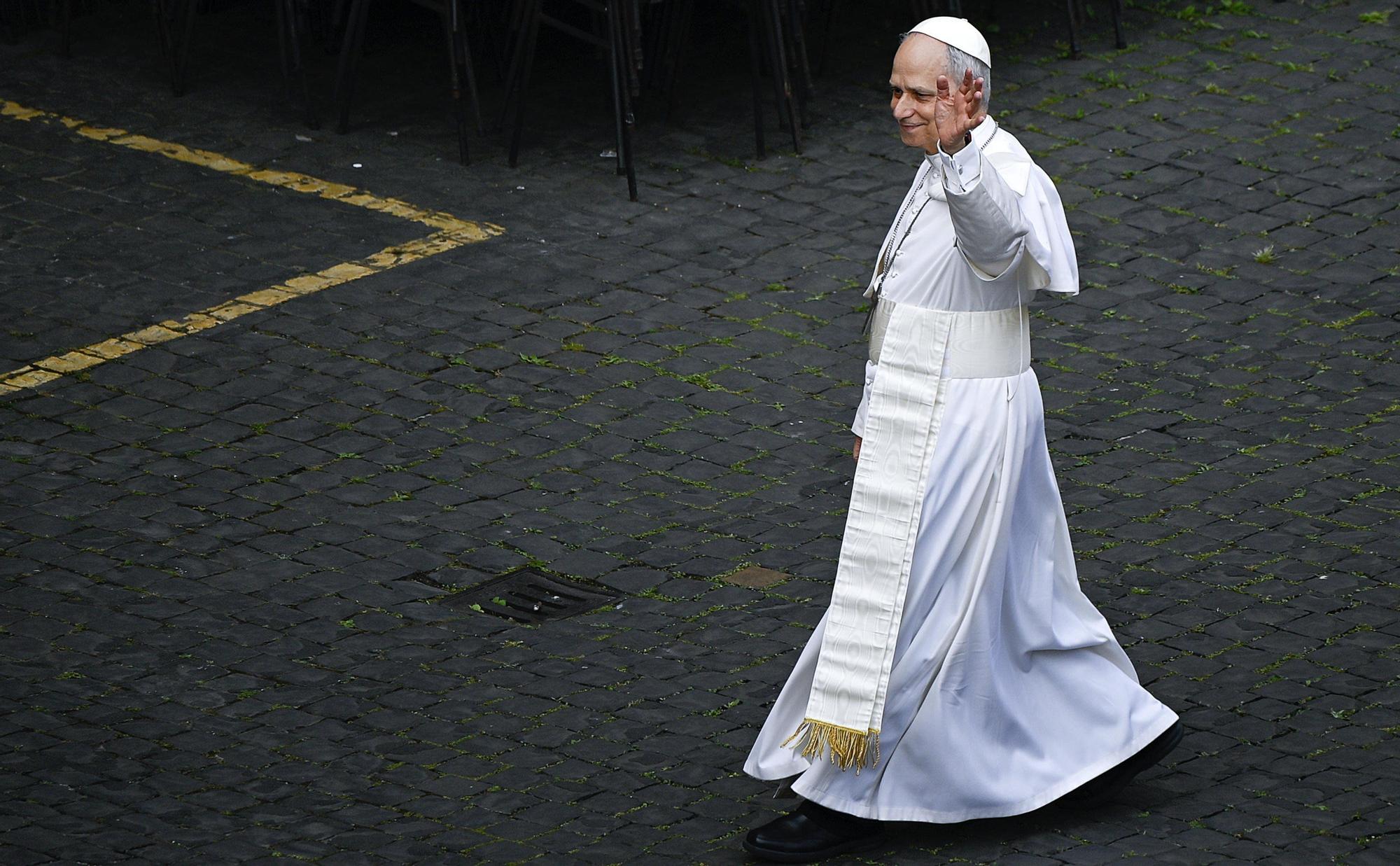 El Papa León XIV saluda a los fieles de camino al Palacio del Santo Oficio.