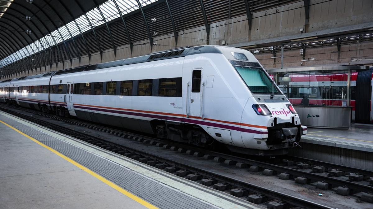 Un tren de Renfe en la estación de Sevilla-Santa Justa.