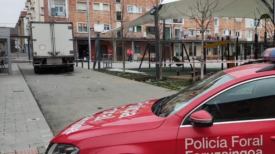 Una patrulla de la Policía Foral junto al camión implicado.