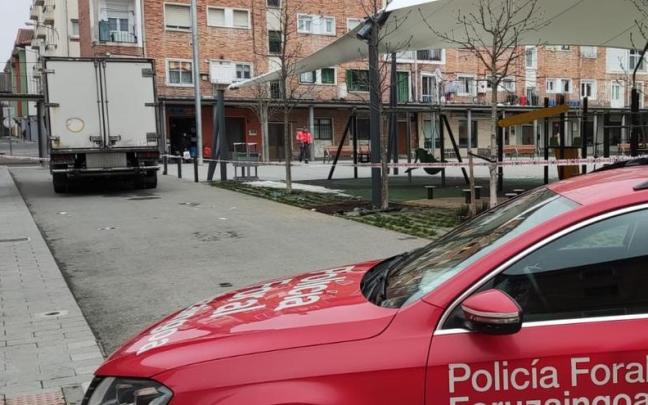 Una patrulla de la Policía Foral junto al camión implicado.
