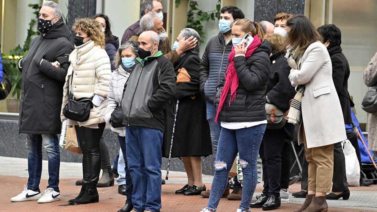 Un grupo de personas pasea por una calle de Bilbao, en una imagen de enero del año pasado, cuando la mascarilla aún era obligatoria en espacios exteriores.