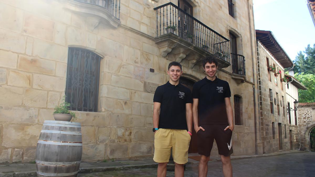 Xabi e Iker en el exterior del Palacio Soran.