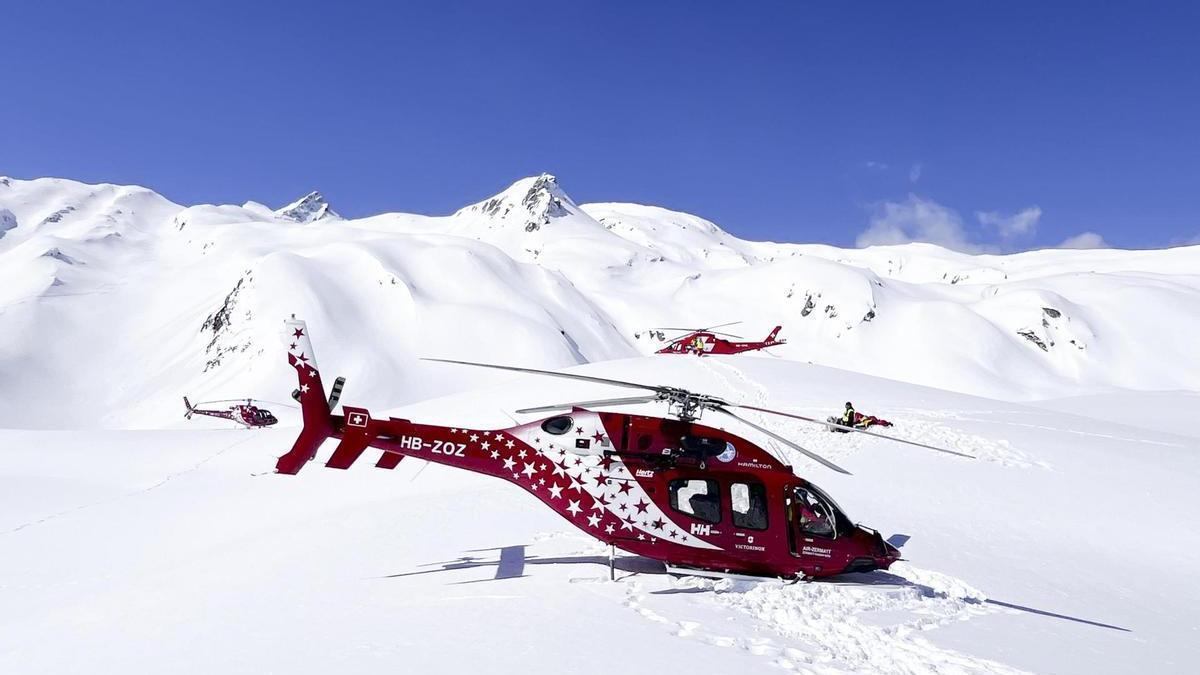 Un helicóptero de rescate en la montaña Petit Combin, en los Alpes suizos.