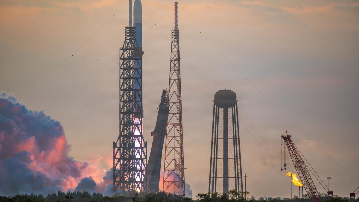 Un cohete de la empresa aeroespacial de Bezos explota tras una "anomalía" durante una prueba en tierra en Florida.