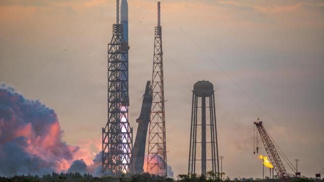 Un cohete de la empresa aeroespacial de Bezos explota tras una "anomalía" durante una prueba en tierra en Florida.