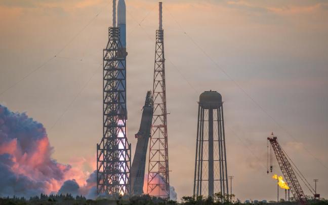 Un cohete de la empresa aeroespacial de Bezos explota tras una "anomalía" durante una prueba en tierra en Florida.