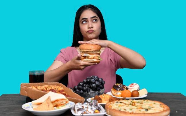 Hamburguesas, pizza, sandwich, dulces y refresco para una 'última cena'. / Freepik