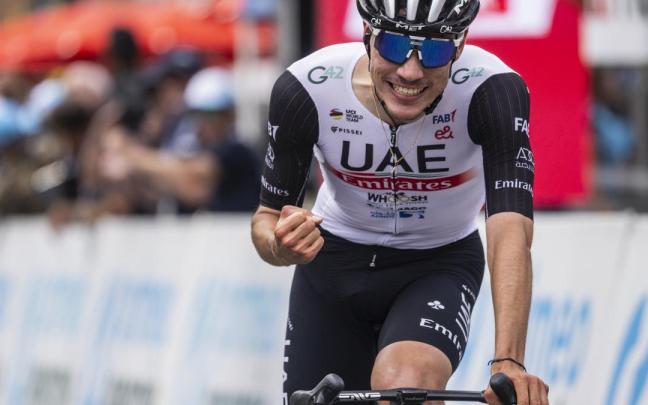 Juan Ayuso celebra la victoria.