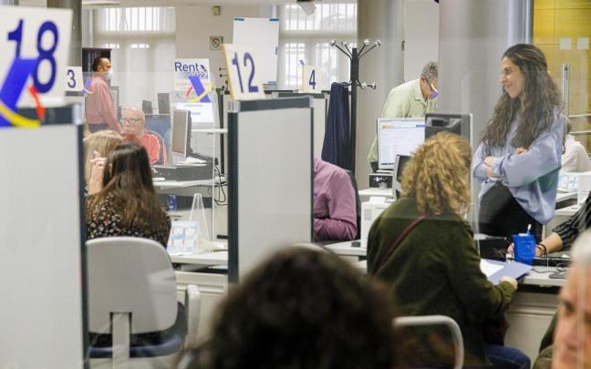 Varias personas son atendidas en la Agencia Tributaria.