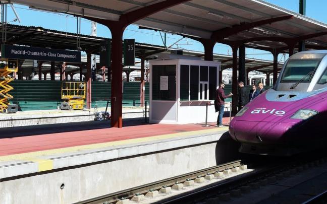 Varias personas en el andén de un tren Avlo en la estación Madrid-Chamartín-Clara Campoamor. Varias personas en el andén de un tren Avlo en la estación Madrid-Chamartín-Clara Campoamor.