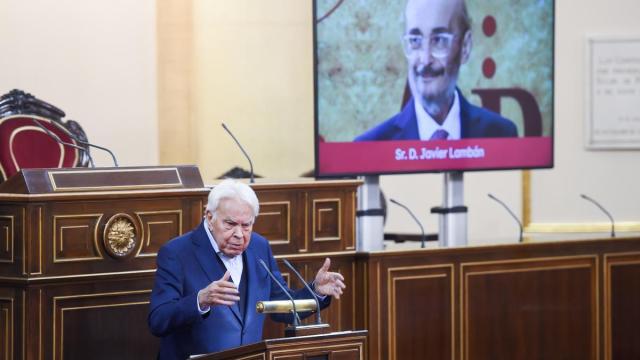 El expresidente del Gobierno, Felipe González, durante el acto homenaje a Javier Lambán.