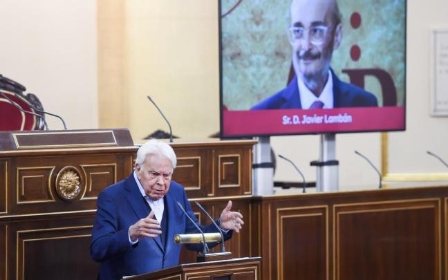 El expresidente del Gobierno, Felipe González, durante el acto homenaje a Javier Lambán.