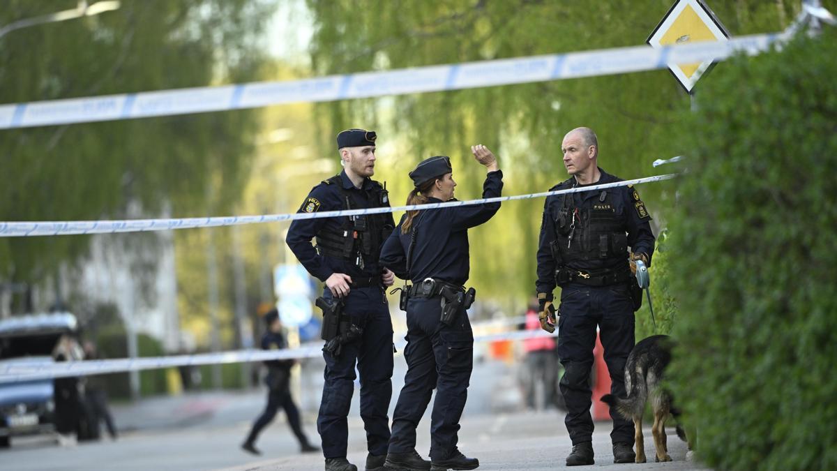 Policías suecos en el lugar del tiroteo en Uppsala.