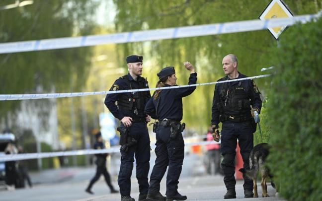 Policías suecos en el lugar del tiroteo en Uppsala. / EFE Policías suecos en el lugar del tiroteo en Uppsala.